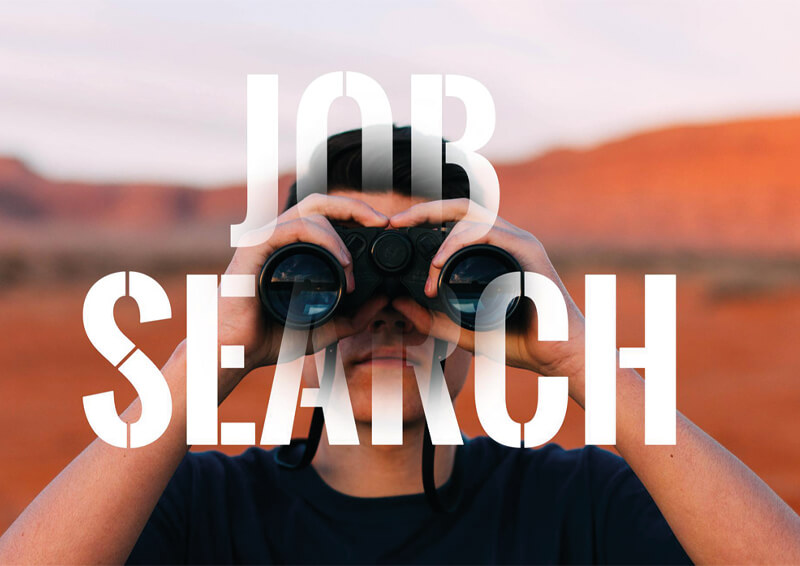 Ein Mann schaut durch ein Fernglas. Auf dem Bild steht "Job Search".